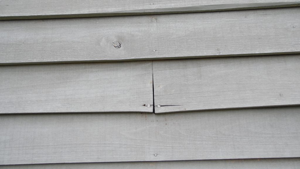Gaps in siding lets water in Gaps in siding lets water in